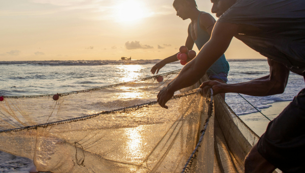 Pesca artesanal, barcos e redes no litoral norte de Santa Catarina
