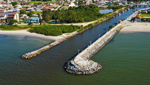 Rio Piçarras com esportes náuticos e natureza em Balneário Piçarras