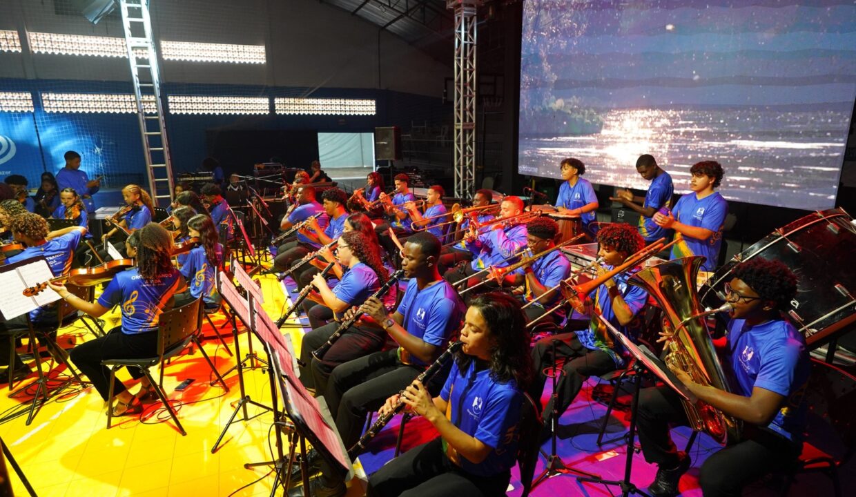 Orquestra Sinfônica Acadêmica Mariuccia Iacovino em apresentação em Balneário Piçarras