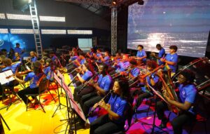 Orquestra leva diversidade cultural brasileira ao palco em Balneário Piçarras Orquestra Sinfônica Acadêmica Mariuccia Iacovino em apresentação em Balneário Piçarras